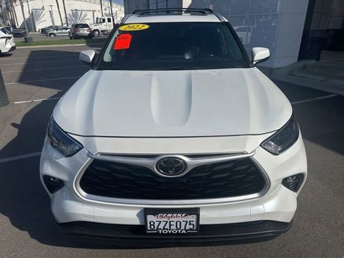 Used 2022 Toyota Highlander XLE FWD image 2