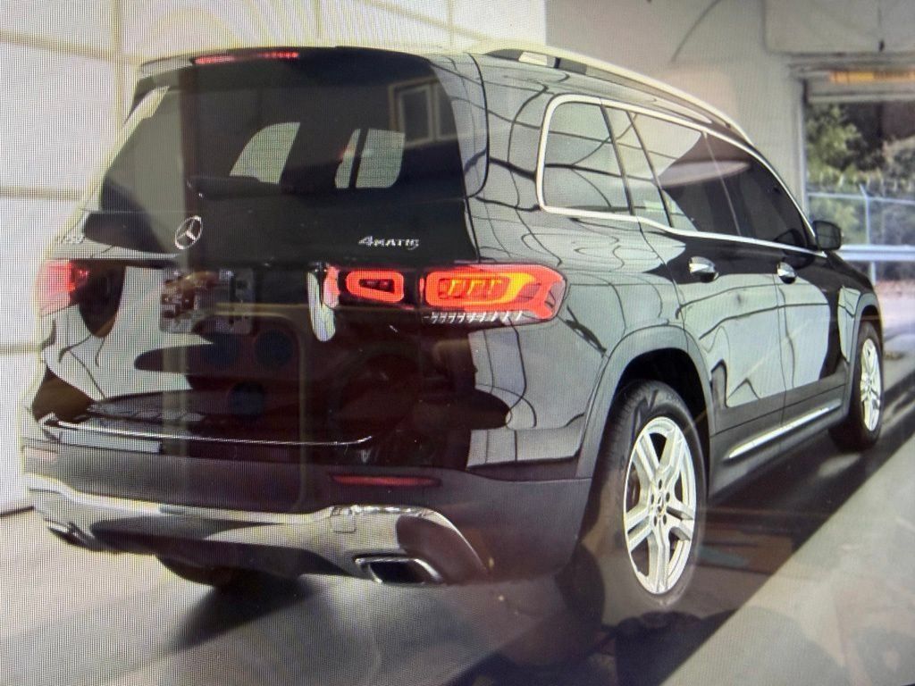 Used 2021 Mercedes-Benz GLB 250 4MATIC w/ Premium Package image 5