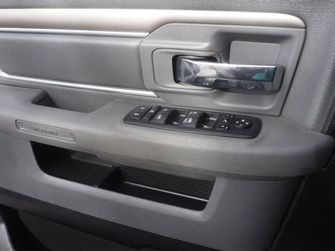 Used 2016 RAM 1500 Classic SLT w/ Luxury Group image 17