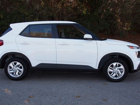 Used 2025 Hyundai Venue SE image 8