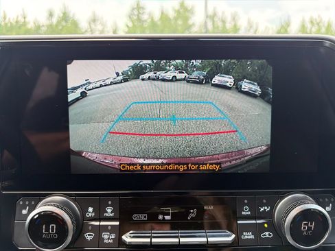 Used 2025 Toyota Highlander XLE FWD image 8