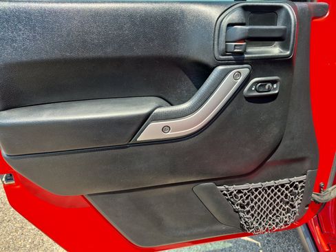 Used 2018 Jeep Wrangler Unlimited Rubicon w/ Connectivity Group AWD/4WD image 14