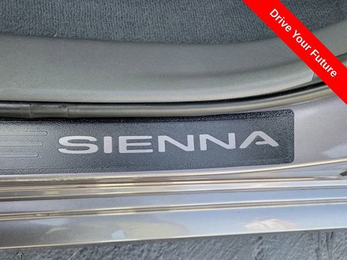 Used 2020 Toyota Sienna L w/ Carpet Mat Package FWD image 15