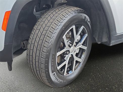 Used 2024 Jeep Grand Cherokee Limited image 34