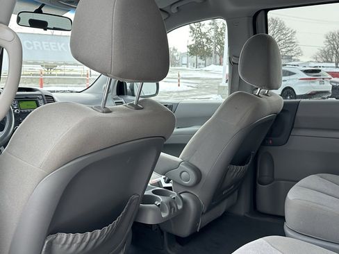 Used 2010 Kia Sedona LX image 11