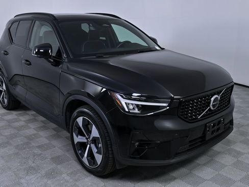 Certified 2025 Volvo XC40 B5 Plus image 27