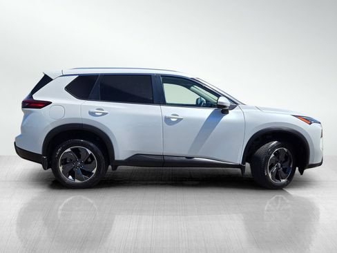 Used 2024 Nissan Rogue SV w/ SV Premium Package FWD image 3