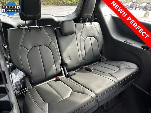 Used 2025 Chrysler Pacifica Select image 17