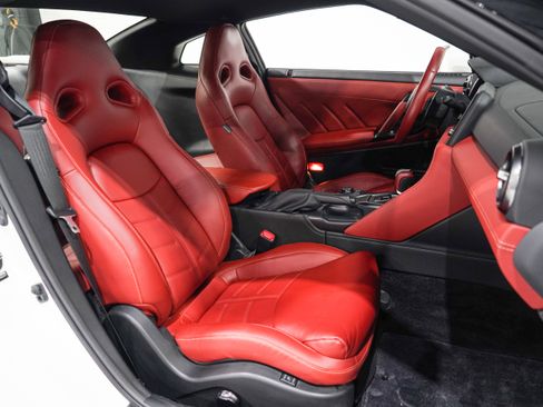 Used 2021 Nissan GT-R Premium AWD/4WD image 15