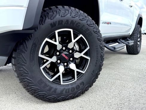 Used 2024 GMC Canyon AT4X image 2