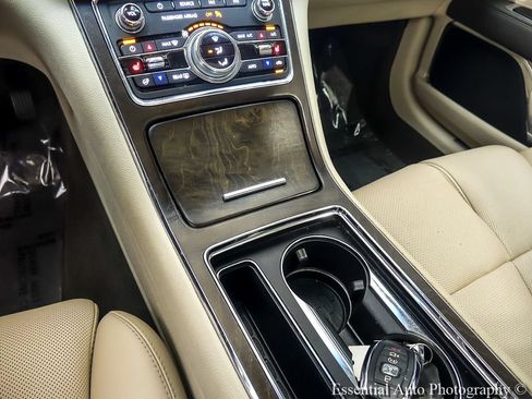 Used 2019 Lincoln Continental Select w/ Continental Climate Package FWD image 21