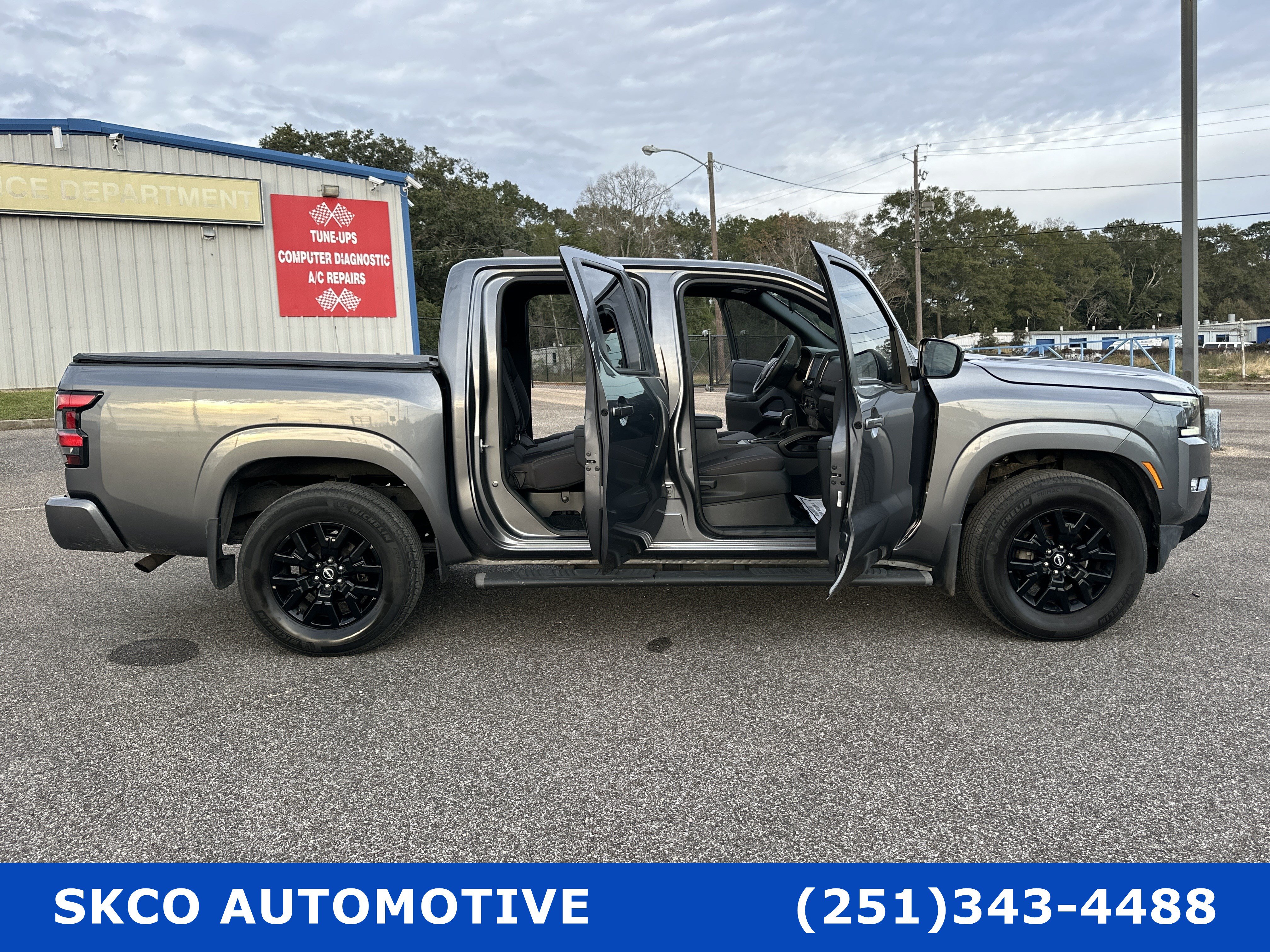 Used 2023 Nissan Frontier SV w/ Midnight Edition Package AWD/4WD image 33