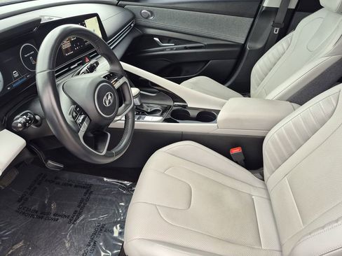 Used 2023 Hyundai Elantra Limited w/ Preferred Accessory Package FWD image 11