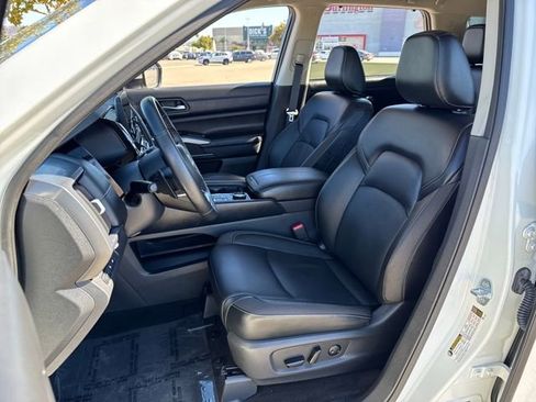 Used 2023 Nissan Pathfinder SL image 4