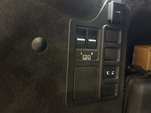 Certified 2024 Land Rover Discovery Dynamic SE image 36