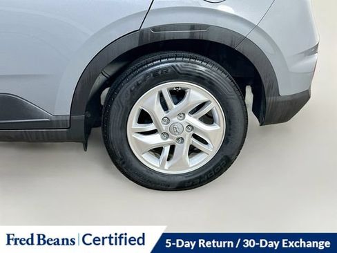 Used 2022 Hyundai Venue SE FWD image 4