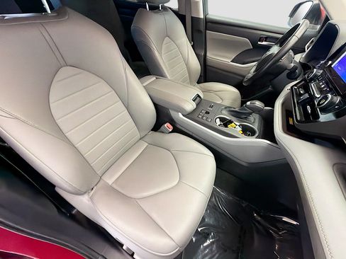 Used 2023 Toyota Highlander XLE FWD image 15