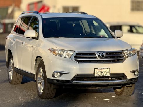 Used 2013 Toyota Highlander Limited FWD image 2