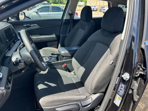 Used 2025 Kia Sportage LX FWD image 15