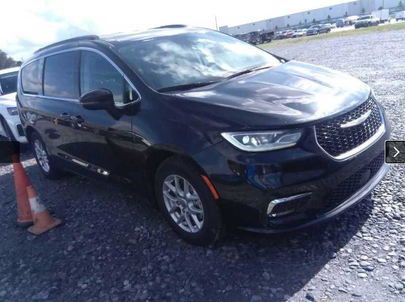 Used 2022 Chrysler Pacifica Touring-L FWD image 2