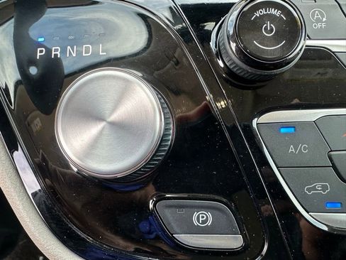 Used 2023 Chrysler Pacifica Touring-L FWD image 16