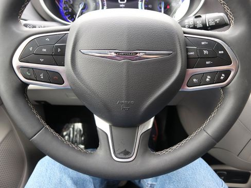 Used 2024 Chrysler Pacifica Touring-L FWD image 35