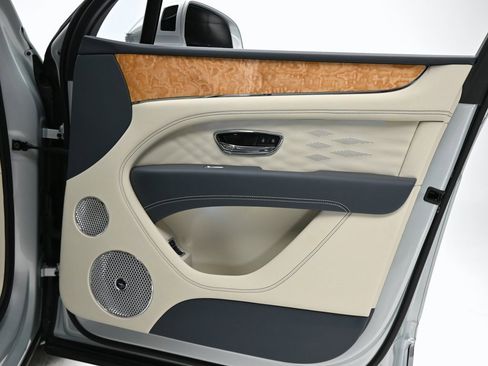 Certified 2025 Bentley Bentayga Extended Wheelbase image 21