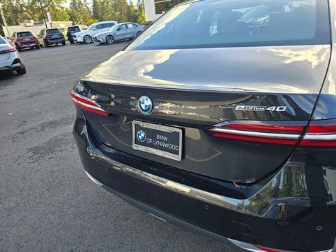 Used 2024 BMW i5 eDrive40i w/ Convenience Package image 15