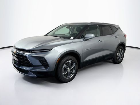 Used 2025 Chevrolet Blazer LT FWD image 3