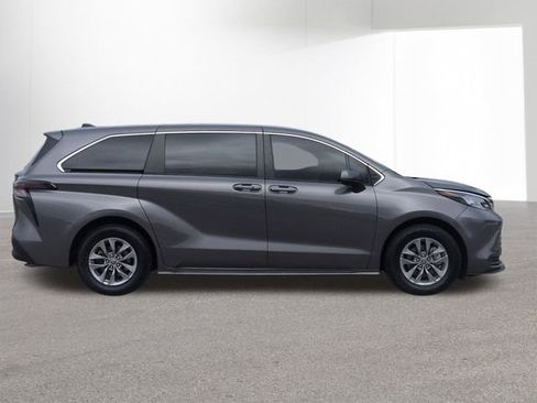 Certified 2023 Toyota Sienna LE image 4