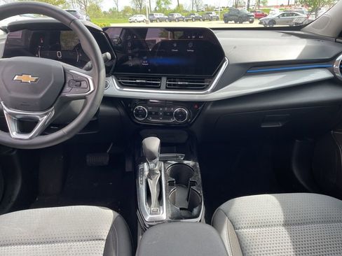 Used 2025 Chevrolet Trax LT w/ LT Convenience Package FWD image 11
