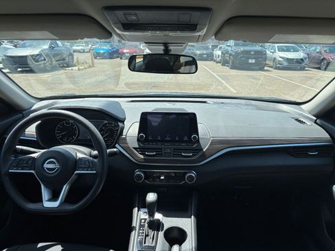 Used 2025 Nissan Altima 2.5 SV FWD image 33