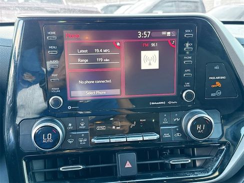 Used 2021 Toyota Highlander LE image 17