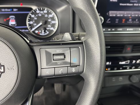 Used 2023 Nissan Rogue SV image 27