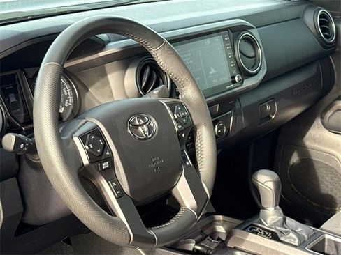 Used 2022 Toyota Tacoma TRD Sport w/ Technology Package image 17