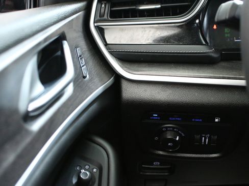 Used 2023 Jeep Grand Cherokee 4WD 4xe image 17