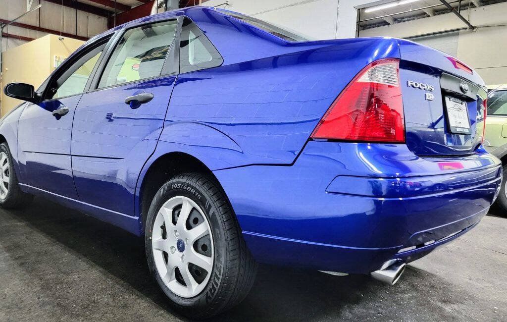 Used 2005 Ford Focus ZX4 Sedan FWD image 34