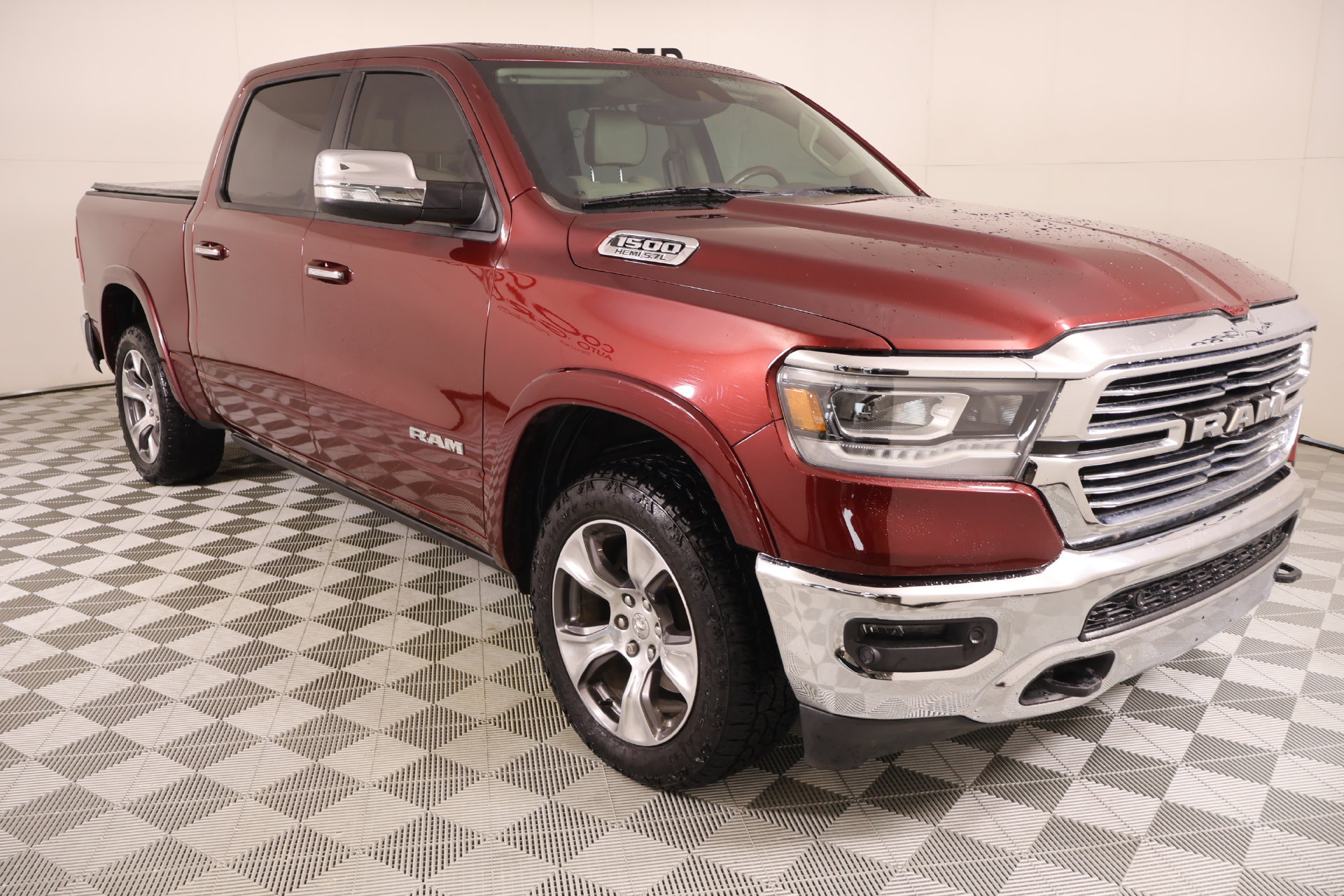 Used 2019 RAM 1500 Laramie AWD/4WD image 1