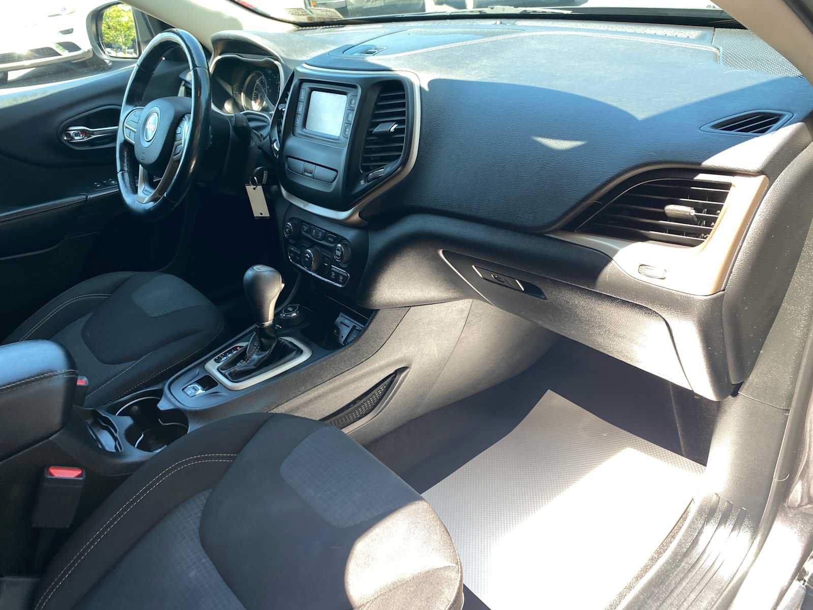 Used 2017 Jeep Cherokee Latitude w/ Cold Weather Group AWD/4WD image 19
