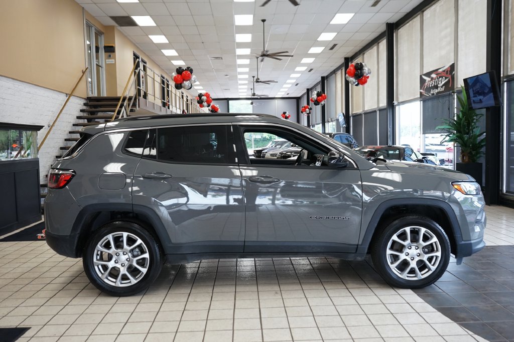 Used 2023 Jeep Compass Latitude AWD/4WD image 17