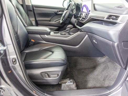 Used 2023 Toyota Highlander XLE image 41
