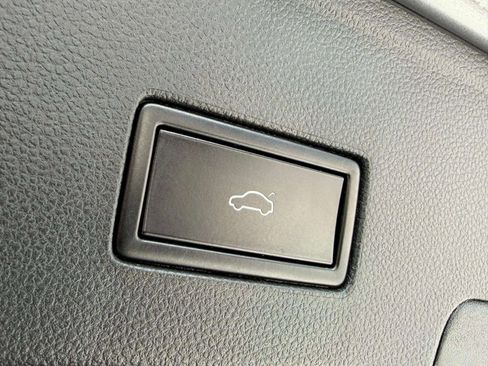 Used 2021 Volkswagen Atlas Cross Sport SE image 20