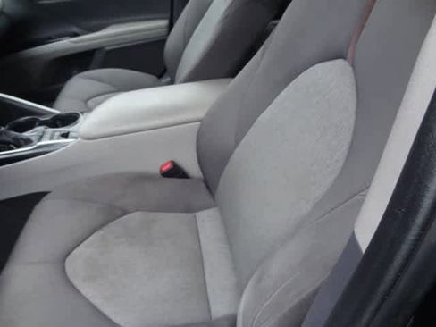 Used 2018 Toyota Camry LE image 7