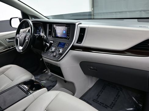 Used 2020 Toyota Sienna XLE FWD image 13