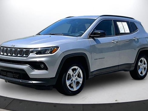 Used 2024 Jeep Compass Latitude AWD/4WD image 4