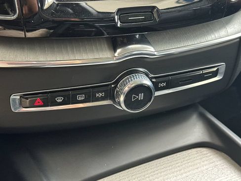 Certified 2025 Volvo XC60 B5 Plus AWD/4WD image 20