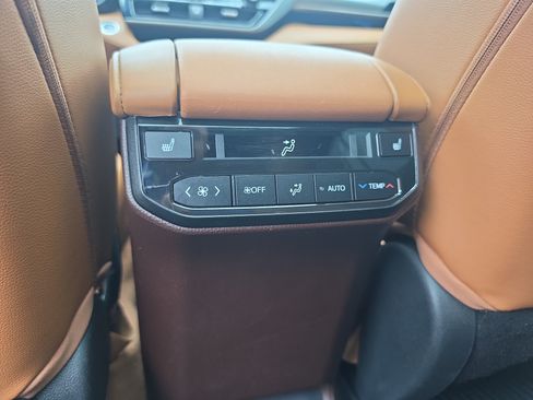 Used 2021 Toyota Highlander Platinum AWD/4WD image 16