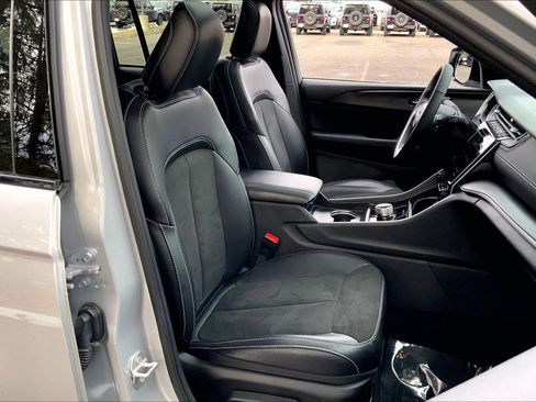 Certified 2025 Jeep Grand Cherokee Altitude image 6