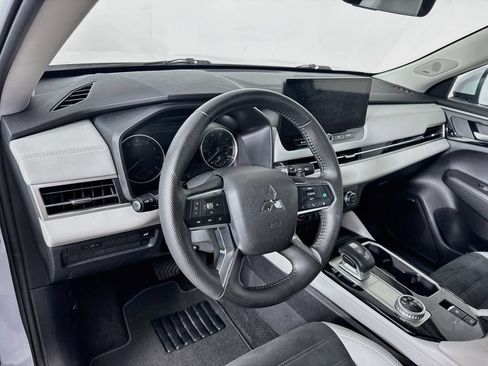 Used 2025 Mitsubishi Outlander SE FWD image 10