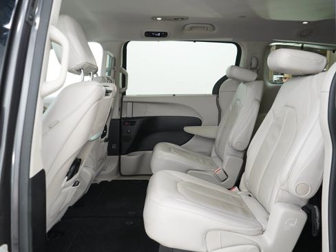Used 2018 Chrysler Pacifica Touring-L Plus w/ Tire & Wheel Group FWD image 14